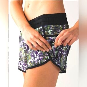 Lululemon Tracker Short III 8 Floral Multi Black